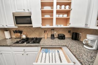 Stylish 6BR Retreat, Pool and Lake Trail, Sleeps 14 - 2