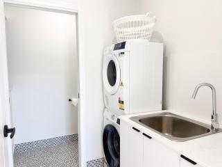 Chic Central Wagga Retreat - Sleeps 10 - 2