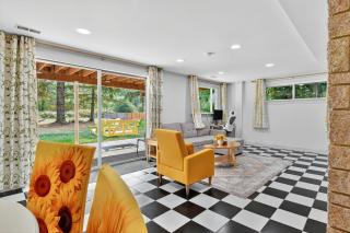 Tranquil 4BR Escape Deck, Huge Yard & Nature home - 1