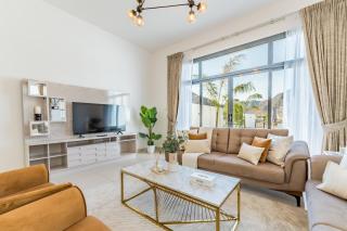 Modern 3BR with Mountain Views and Private Pool in Al Dana Island, Fujairah by Deluxe Holiday Homes - 9