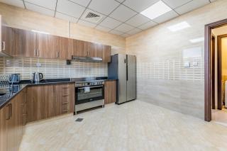 Modern 3BR with Mountain Views and Private Pool in Al Dana Island, Fujairah by Deluxe Holiday Homes - 3