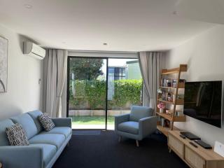 Executive Townhouse in Island Bay with Free Parking - 9