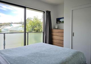 Executive Townhouse in Island Bay with Free Parking - 1