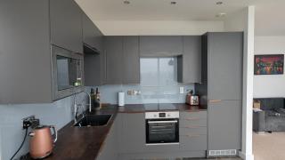 Stylish 2BR Serviced Apartment by Ellbee Apartments - 6