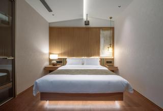 Happy Dragon Imperial Garden Courtyard --Newly renovated French Window with garden view, Close to Lama Temple Forbidden City&Subway Nearby &free coffee & Free laundry&English speaking with tour services &Free WiFi unlimited for Western software - 8