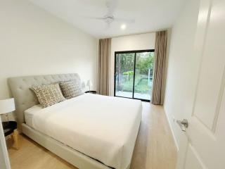 Modern 4BR 3Bath Duplex near Train Station Stylish Comfortable - 4