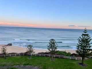 Luxury Couples Beachfront Escape - Newcastle Beach - Full Apartment - 8