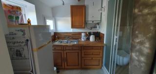 Small bedroom with kitchinette private garden 100 metres from sea - 5