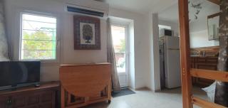 Small bedroom with kitchinette private garden 100 metres from sea - 2