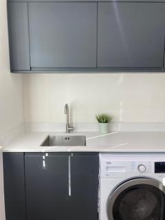 Prime Central-Luxury 1BR Apartment-Free Parking-Fast Wi-Fi - Manchester - 9