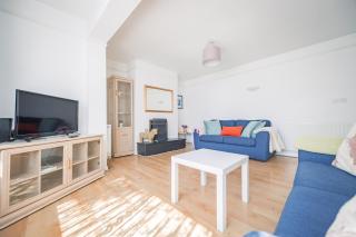 Charming Family-Friendly 3-Bedroom House with Parking & Spacious Garden - 9