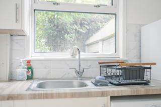 Charming Family-Friendly 3-Bedroom House with Parking & Spacious Garden - 5