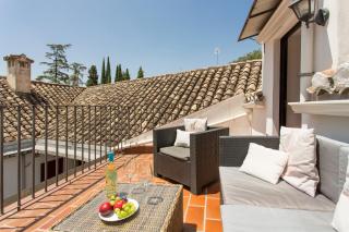 Coqueto apartamento duplex con terraza privada y parking - 0