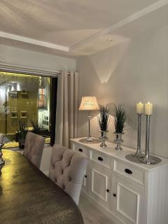 Cityscape Retreat - Central and modern apartment - 8