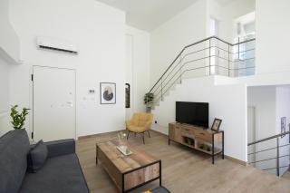 3-Bedroom Apartment in Marousi - 2