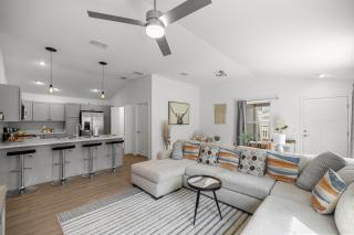Cozy 2BR With Golfcart 5 Mins to Eastport Sq - 0