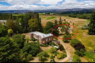 Historic Castle Coach House - 0