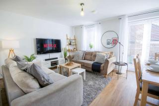 Comfortable 4 Bed Modern Townhouse with Parking - 9