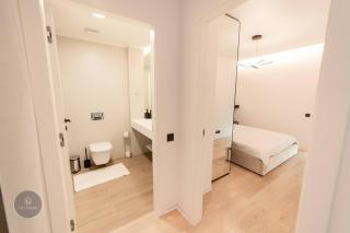 Modern 1-Bedroom Apartment with Balcony near Promenada Mall - 5