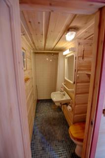 A Cozy, Rustic Retreat With Fireplace And Terrace - 7