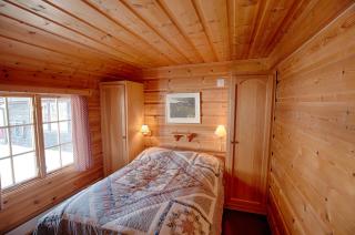 A Cozy, Rustic Retreat With Fireplace And Terrace - 8