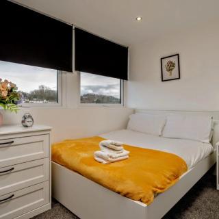 Two Bedroom by Brookland Stays Serviced Accommodation Short Lets Leeds with Free WiFi - 5