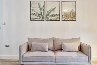 Modern 3 Bed Home Sleeps 5 Free Parking and WiFi - 0