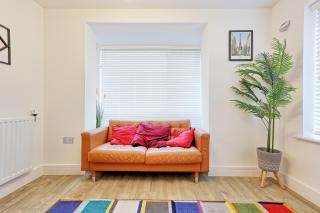 Modern 3 Bed Home Sleeps 5 Free Parking and WiFi - 8