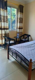 Cozy Guest Room in Kinshasa with Balcony and Partial Air-Conditioning - 5