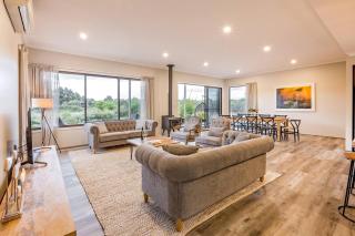 Bonnie and Piper - Lakeside and Wine Country Living - 9