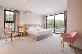 Bonnie and Piper - Lakeside and Wine Country Living - 8