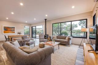 Bonnie and Piper - Lakeside and Wine Country Living - 5