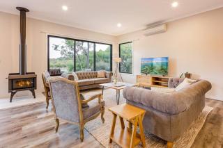 Bonnie and Piper - Lakeside and Wine Country Living - 4