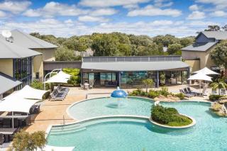 Broadwater Bliss - Beachside Escape with Resort Perks - 7