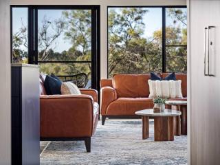 Lang Chalet - Vineyard Bliss on the Waterfront - 1