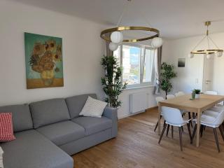 4 Bedroom Stylish House with Garden - 0