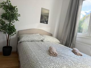 4 Bedroom Stylish House with Garden - 4