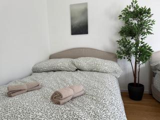 4 Bedroom Stylish House with Garden - Gerasdorf bei Wien - 2