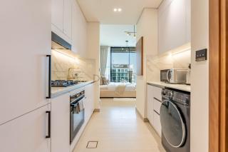 Near Gadaf Community Park, Few Minutes Walk to Circle Mall, Short Drive to Dubai Miracle Garden and Butterfly Garden - Binghatti Amber, JVC by Deluxe Holiday Homes - 2