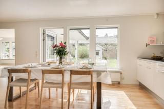 Villa med privat läge nära Elmia - 8