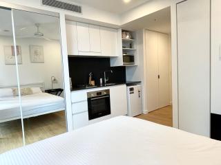 Minimalist Comfort South Brisbane Studio 31506-2 - 6