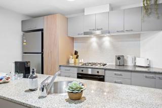 Modern 2BR in Brisbane CBD Free Parking and Pool - 6