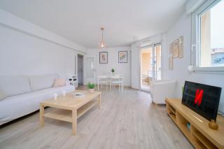 Bright, 2 bedrooms, central, garage and balcony - 9