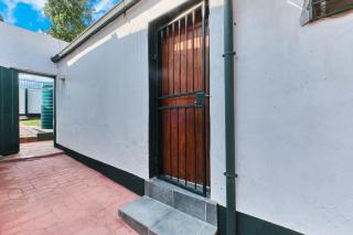 Smart Stay Guesthouse in Melville , Modern Comfort with Backup Power - 9