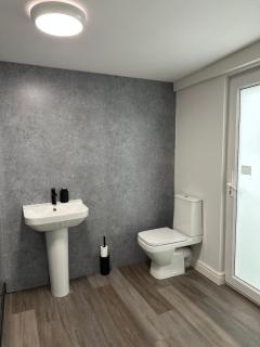 Spacious 4 Bedrooms House ,Sleeps 10, 5 Beds, Parking, WiFi - 9