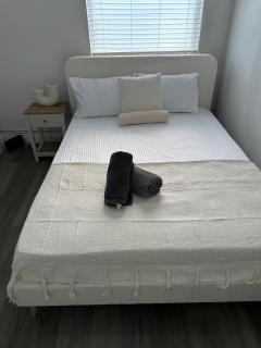 Spacious 4 Bedrooms House ,Sleeps 10, 5 Beds, Parking, WiFi - 8