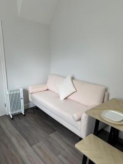 Spacious 4 Bedrooms House ,Sleeps 10, 5 Beds, Parking, WiFi - 7