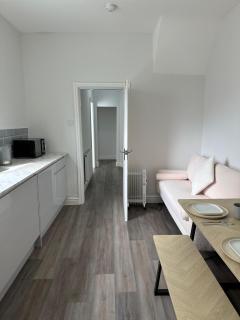 Spacious 4 Bedrooms House ,Sleeps 10, 5 Beds, Parking, WiFi - 7