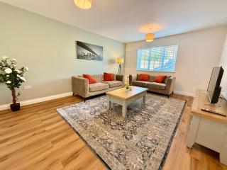 LuxoHaus Luxury 4 Bedroom Home By AltoLuxo Short Lets Serviced Accommodation With Free Wifi & Parking - 2