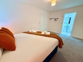 LuxoHaus Luxury 4 Bedroom Home By AltoLuxo Short Lets Serviced Accommodation With Free Wifi & Parking - 4